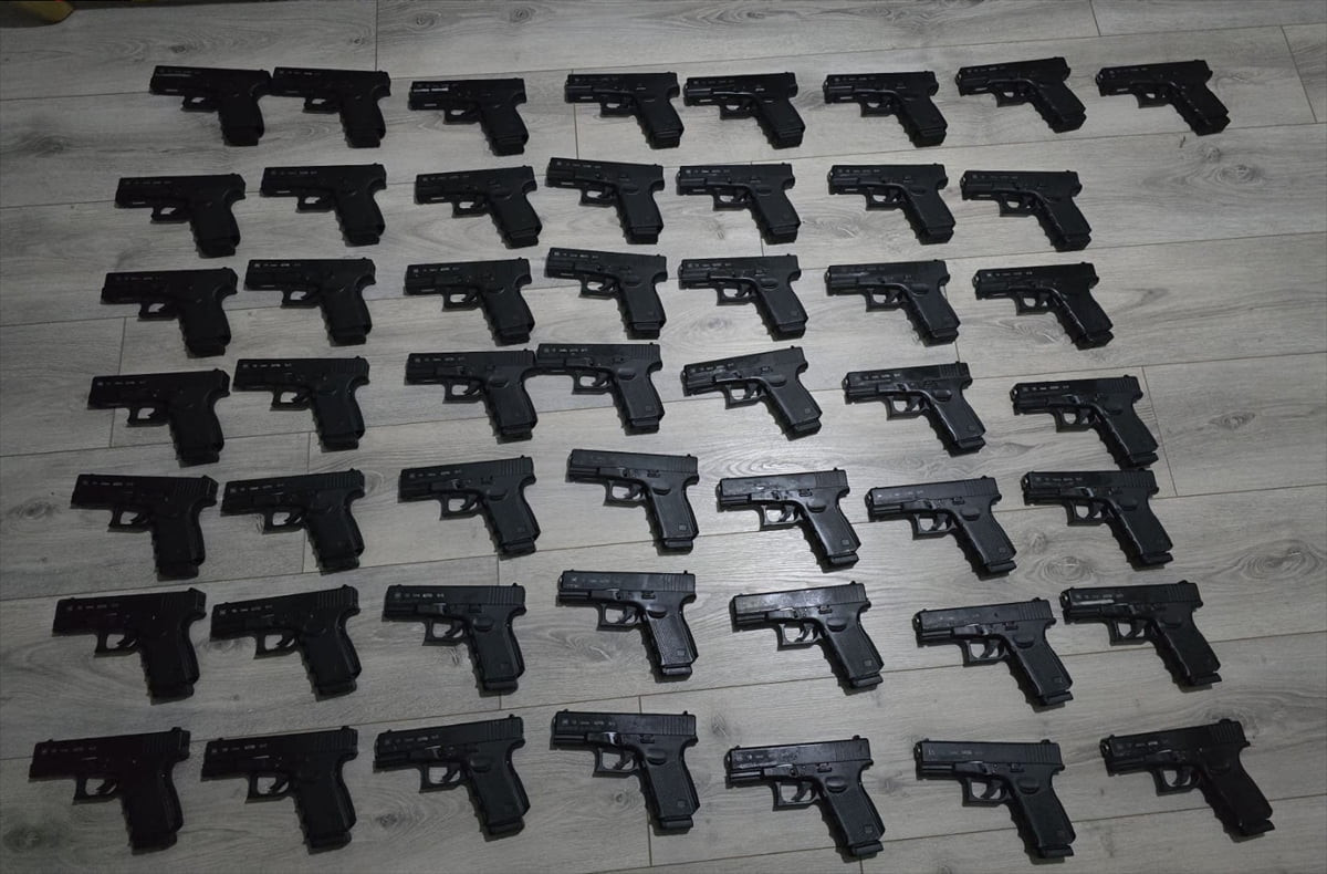 İstanbul'da düzenlenen operasyonda 50 tabanca ele geçirildi, bir şüpheli gözaltına alındı.