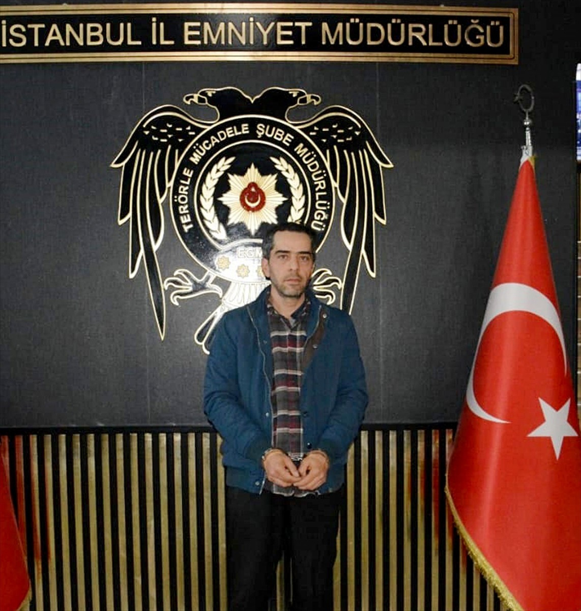 İstanbul'da düzenlenen operasyonda, hakkında "silahlı terör örgütüne üye olma" suçundan arama...