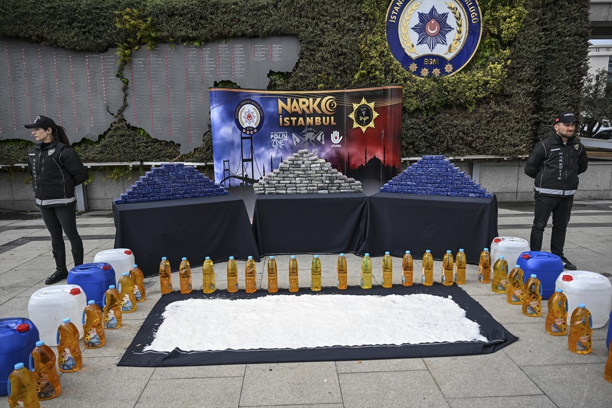 İstanbul'da düzenlenen uyuşturucu operasyonlarında gözaltına alınan 7 şüpheli tutuklandı....