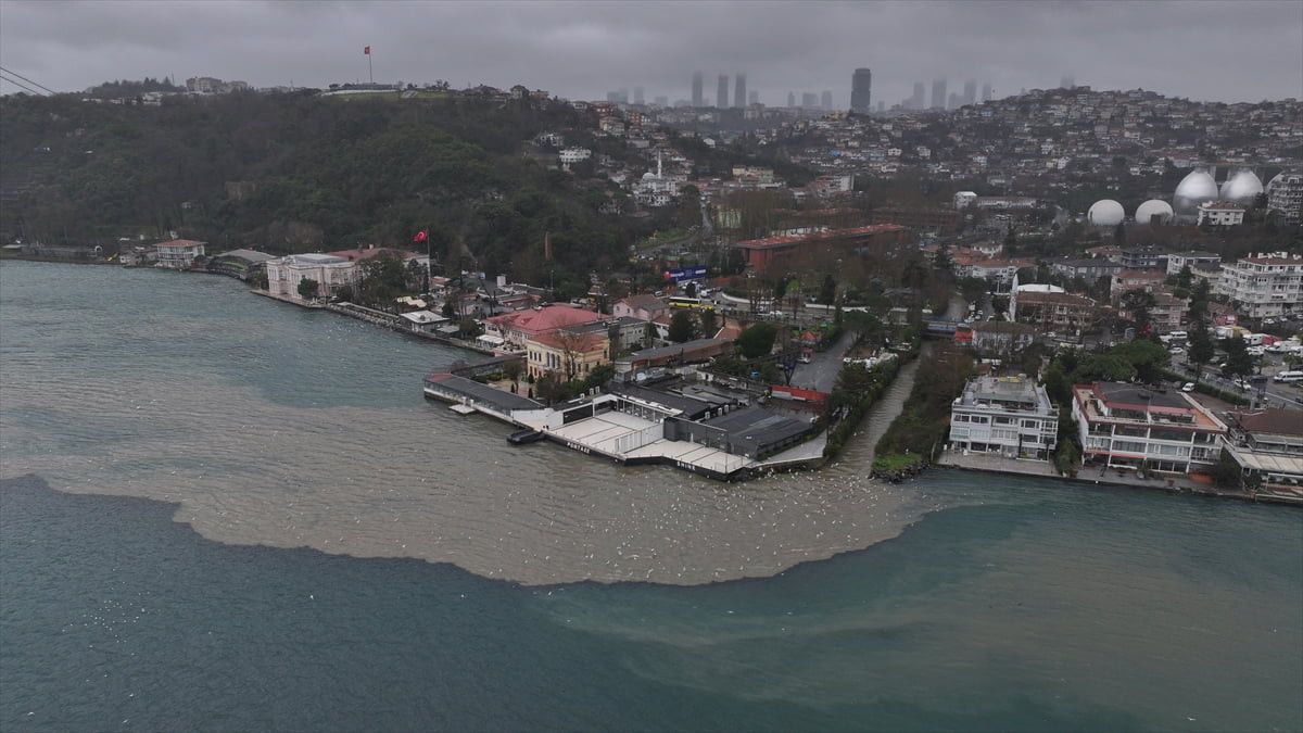İstanbul'da, etkili olan kuvvetli yağışın ardından dereden Boğaz'a çamur akması nedeniyle kirlilik...
