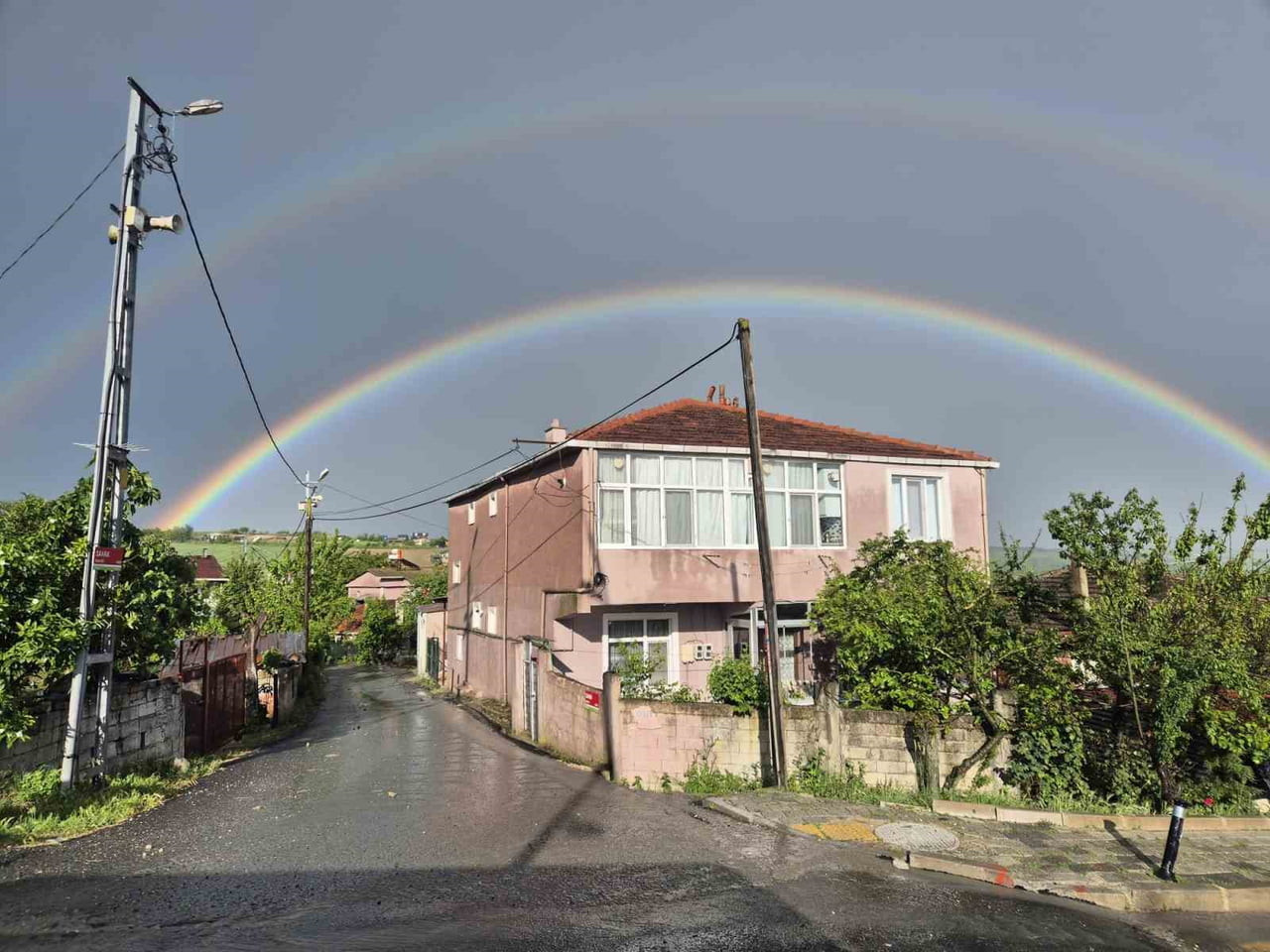 İSTANBUL'DA ETKİLİ OLAN YAĞMUR VE DOLU SONRASI GÖKKUŞAĞI OLUŞTU. GÖKYÜZÜNDE OLUŞAN GÖRSEL ŞÖLEN...