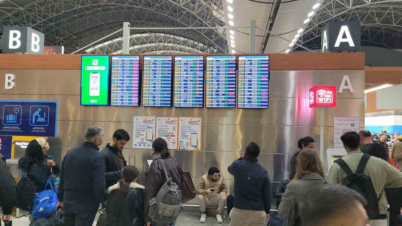 İSTANBUL'DA ETKİLİ OLAN YOĞUN SİS VE OLUMSUZ HAVA KOŞULLARI SABİHA GÖKÇEN HAVALİMANI’NDAKİ HAVA...