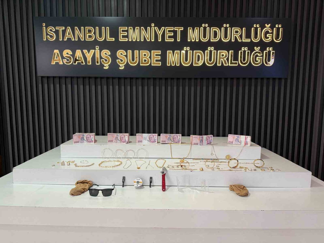 İSTANBUL'DA EVLERDEN NAKİT PARA, ÇEK VE MİLYONLARCA LİRA DEĞERİNDE ZİYNET EŞYASI ÇALDIKLARI...