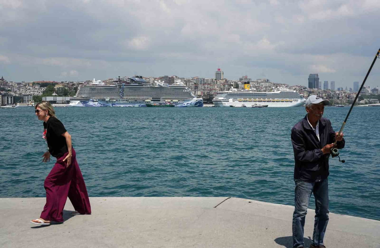 İSTANBUL'DA GALATAPORT VE SARAYBURNU LİMANI'NA AYNI ANDA YANAŞAN DEV KRUVAZİYER GEMİLERİ DİKKAT...