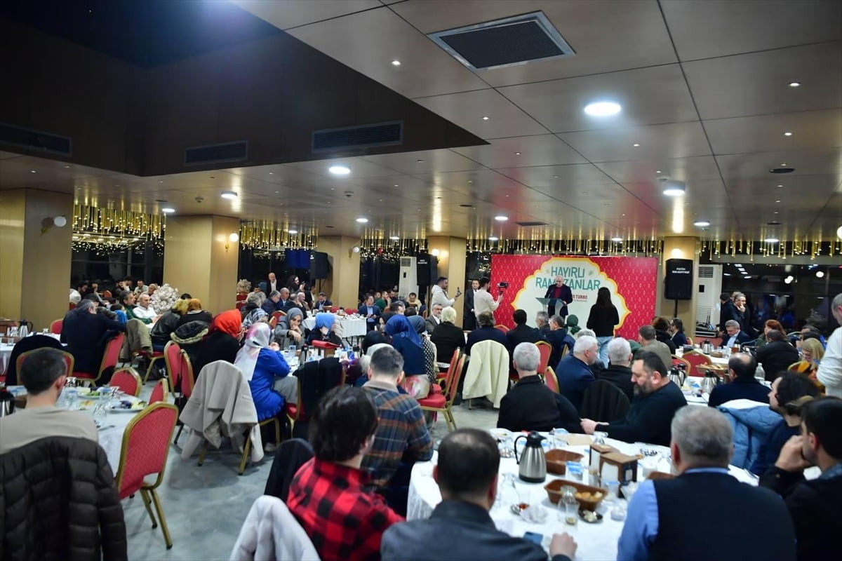 İstanbul'da görev yapan gazeteciler, Fatih ilçesinde düzenlenen geleneksel sahur programında...