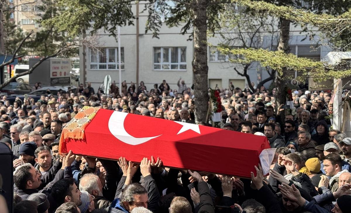 İstanbul'da görev yaptığı okulda bir öğrencinin bıçaklı saldırısında hayatını kaybeden biyoloji...