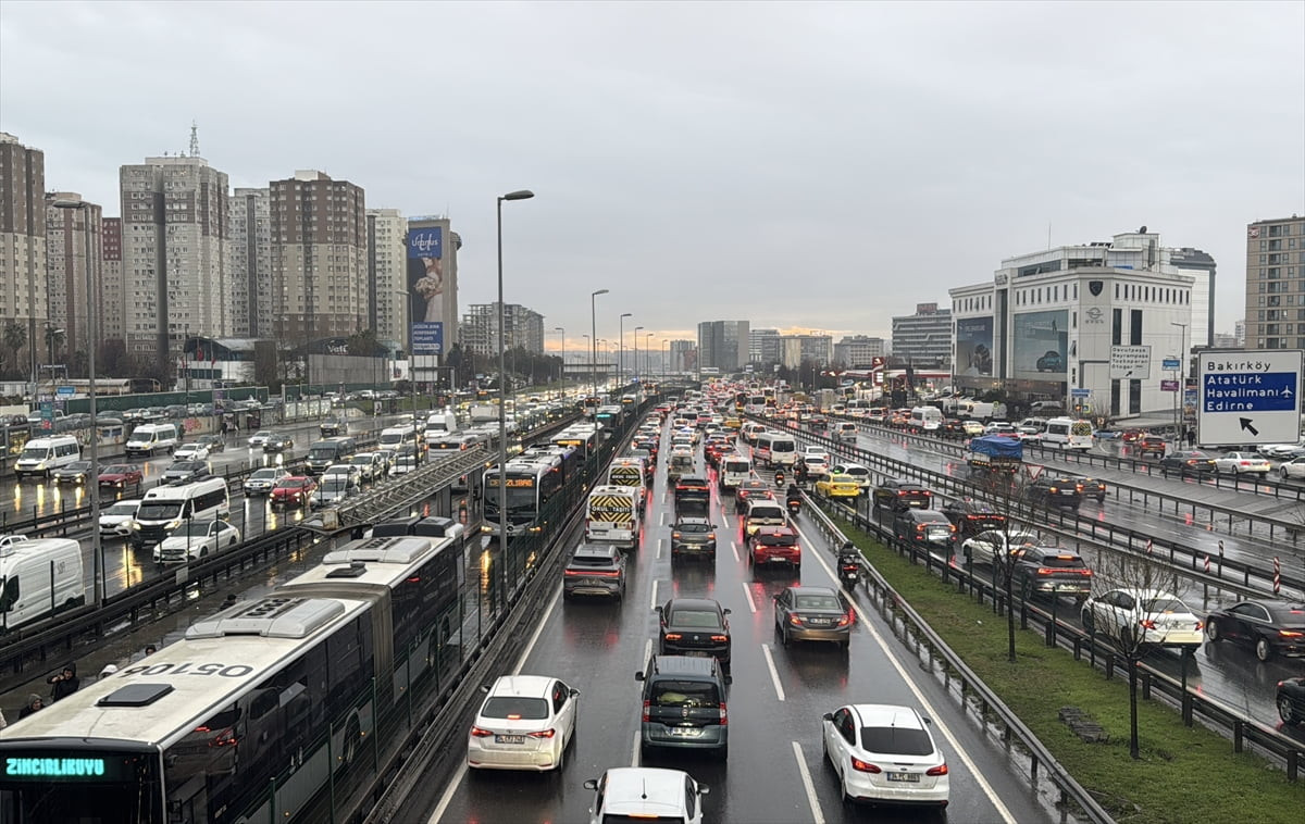 İstanbul'da, haftanın dördüncü günü akşam saatlerinde ana arter, cadde ve yollardaki trafik...