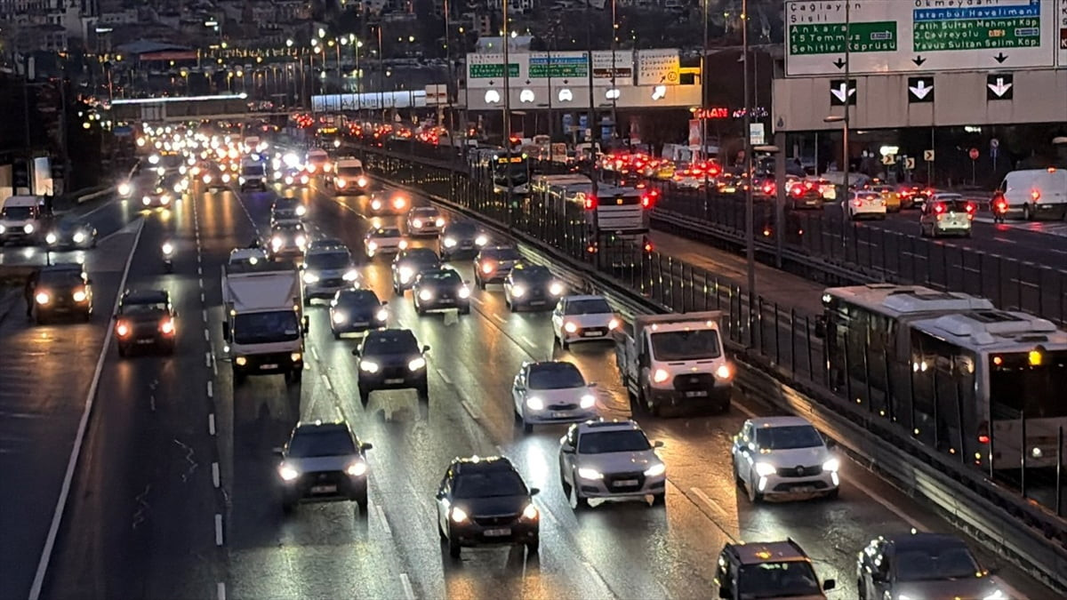 İstanbul'da, haftanın dördüncü gününde şiddetli lodos ve yağışın etkisiyle akşam saatlerinde ana...