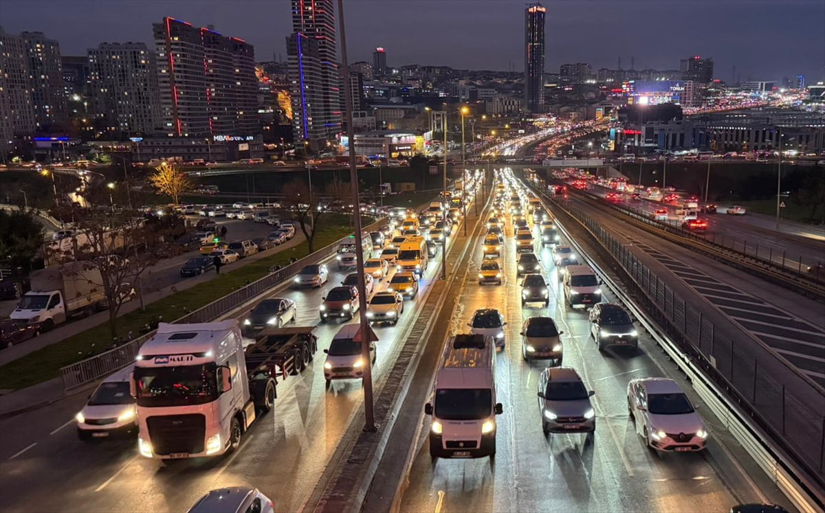 İstanbul'da, haftanın dördüncü iş günü akşam saatlerinde ana arter, cadde ve yollardaki trafik...