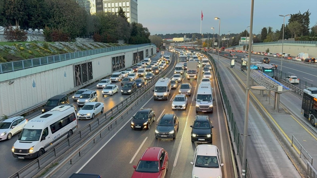 İstanbul'da, haftanın dördüncü iş günü akşam saatlerinde ana arter, cadde ve yollardaki trafik...