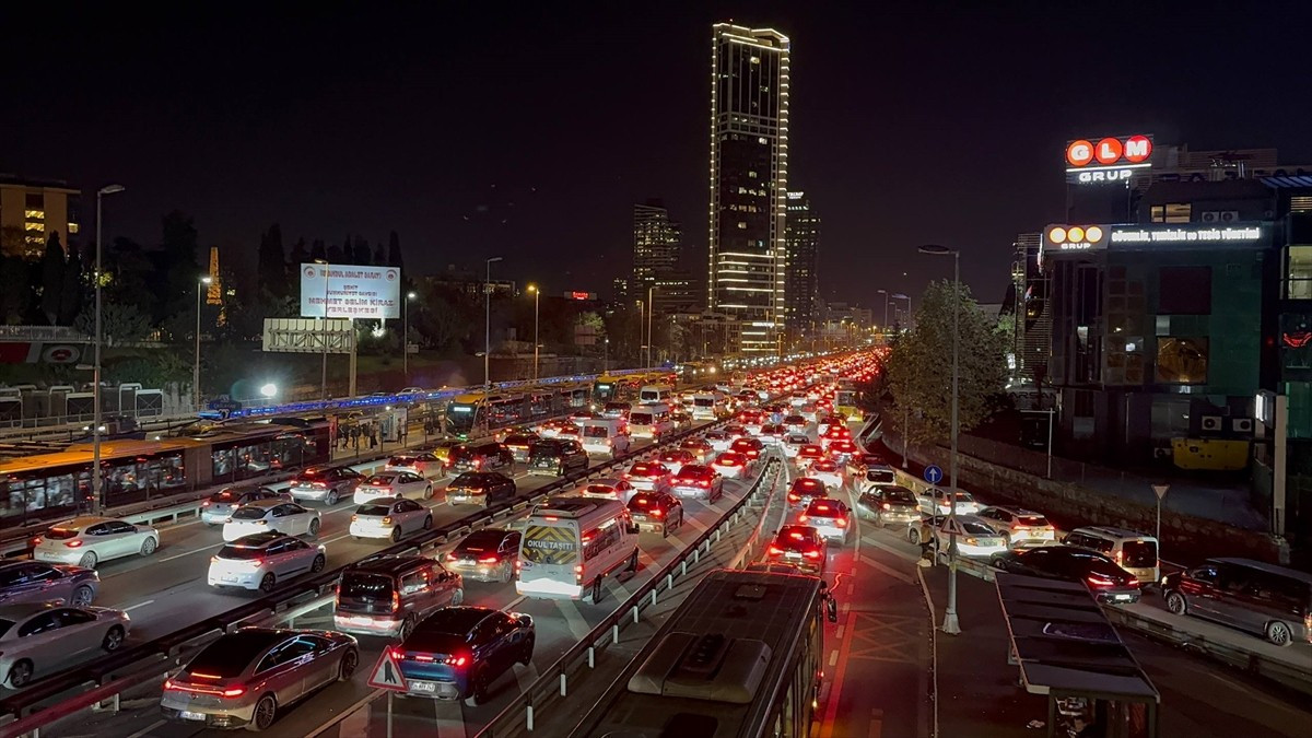 İstanbul'da, haftanın dördüncü iş günü akşam saatlerinde ana arter, cadde ve yollardaki trafik...