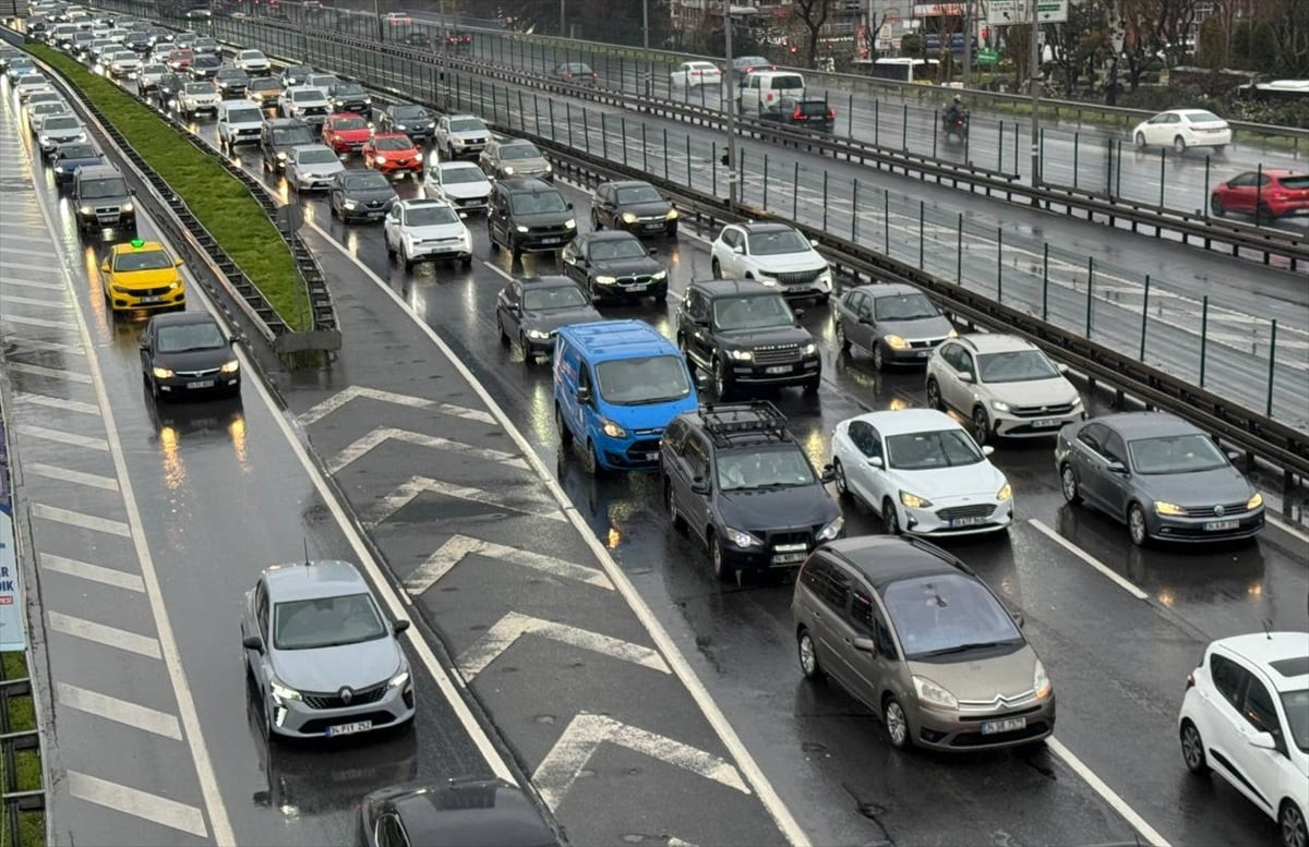 İstanbul'da haftanın dördüncü iş günü akşam saatlerinde kent genelinde trafik yoğunluğu yüzde 85'e...