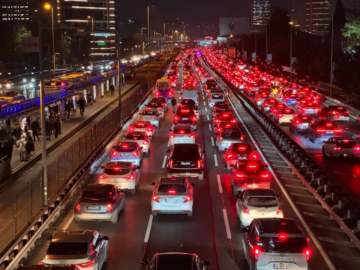 İstanbul'da, haftanın dördüncü iş gününde akşam saatlerinde ana arter, cadde ve yollardaki trafik...