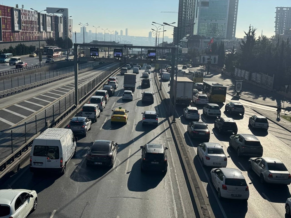 İstanbul'da, haftanın dördüncü iş gününde sabah saatlerinde ana arter, cadde ve ara yollarda...
