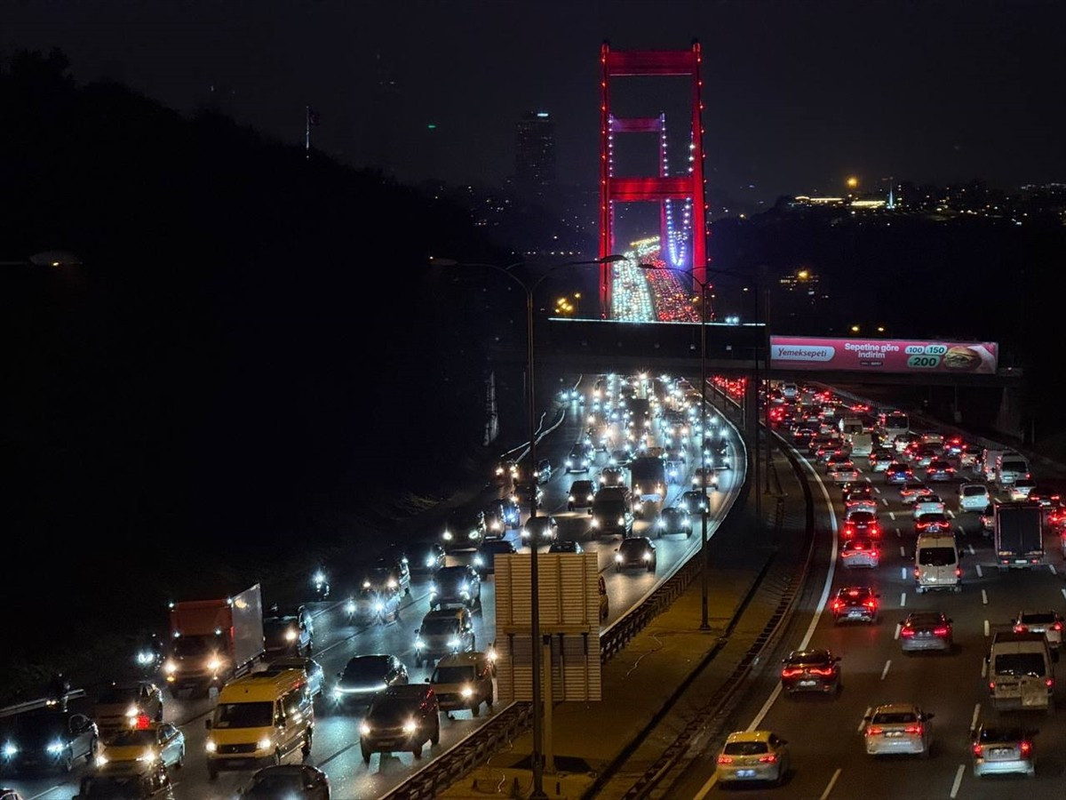 İstanbul'da, haftanın ikinci iş günü akşam saatlerinde ana arter, cadde ve yollardaki trafik...