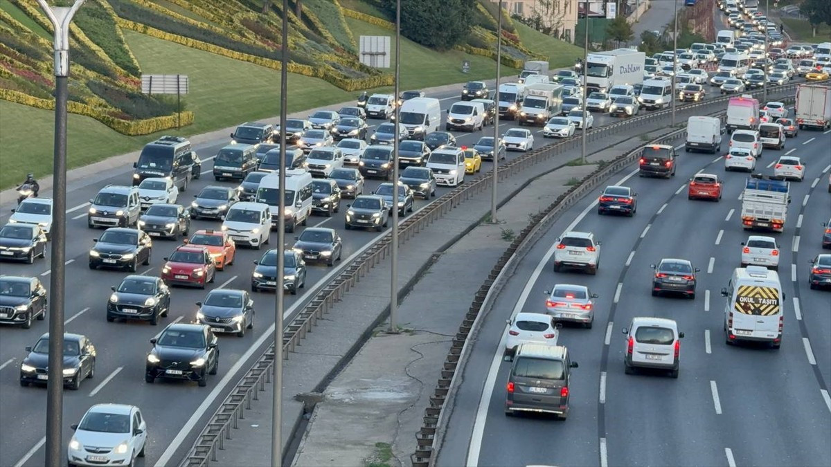 İstanbul'da, haftanın ikinci iş günü akşam saatlerinde ana arter, cadde ve yollardaki trafik...