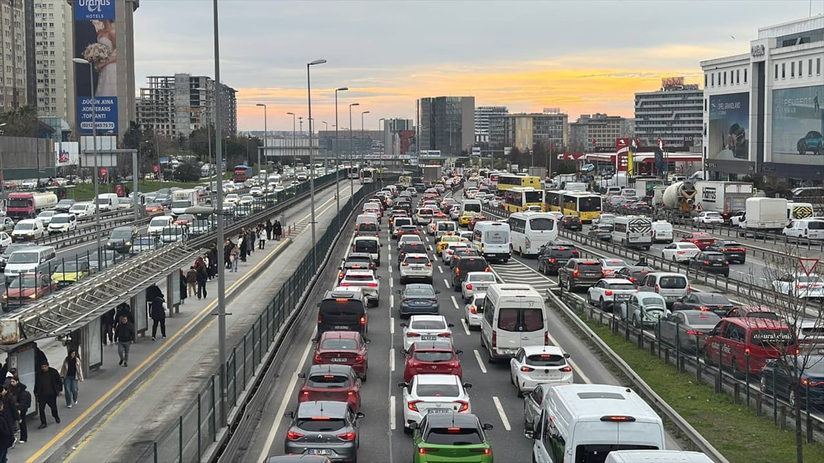İstanbul'da haftanın ikinci iş günü akşam saatlerinde kent genelinde trafik yoğunluğu yüzde 83'e...
