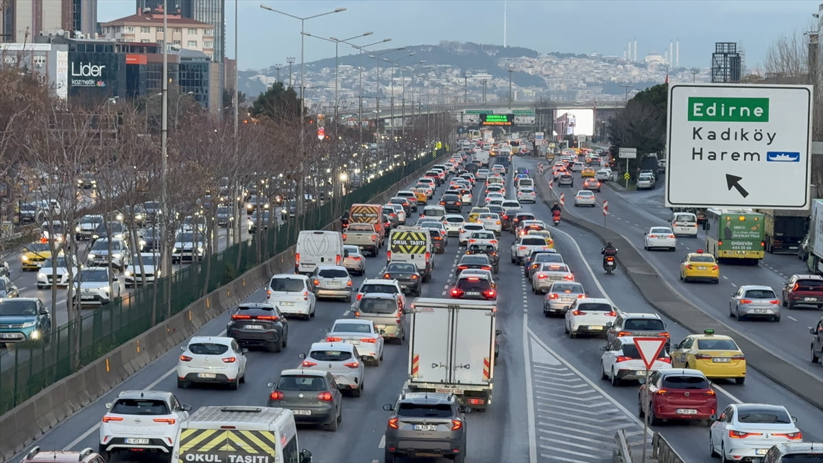 İstanbul'da haftanın ikinci iş günü bazı bölgelerde sabah saatlerinde trafik yoğunluğu oluştu....