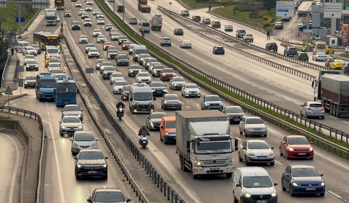 İstanbul'da haftanın ikinci iş günü bazı bölgelerde trafik yoğunluğu yaşanırken, Anadolu...