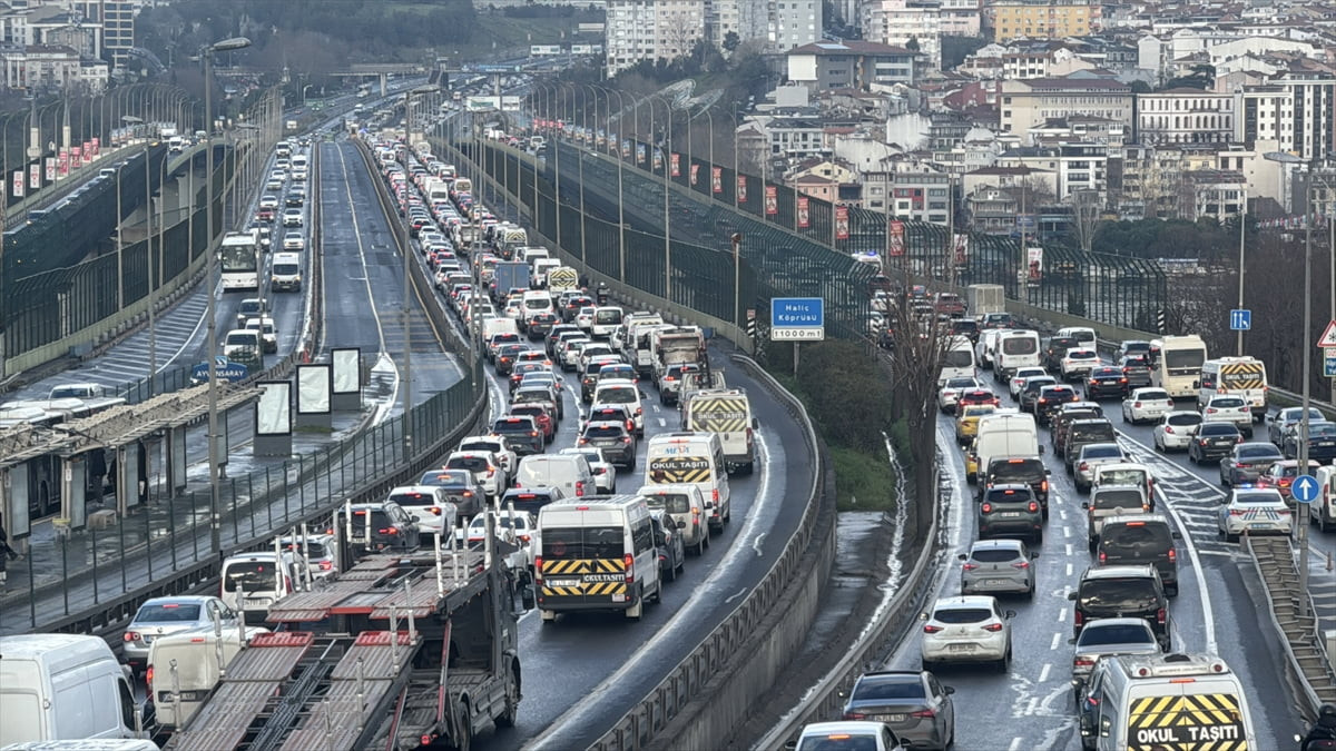 İstanbul'da haftanın ikinci iş günü mesai bitiminde bazı ana arterler, cadde ve yollardaki trafik...