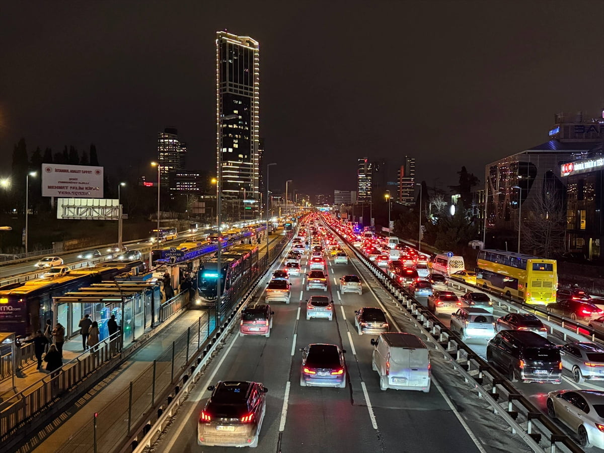 İstanbul'da, haftanın ikinci iş gününde akşam saatlerinde trafik yoğunluğu yüzde 85'e çıktı....