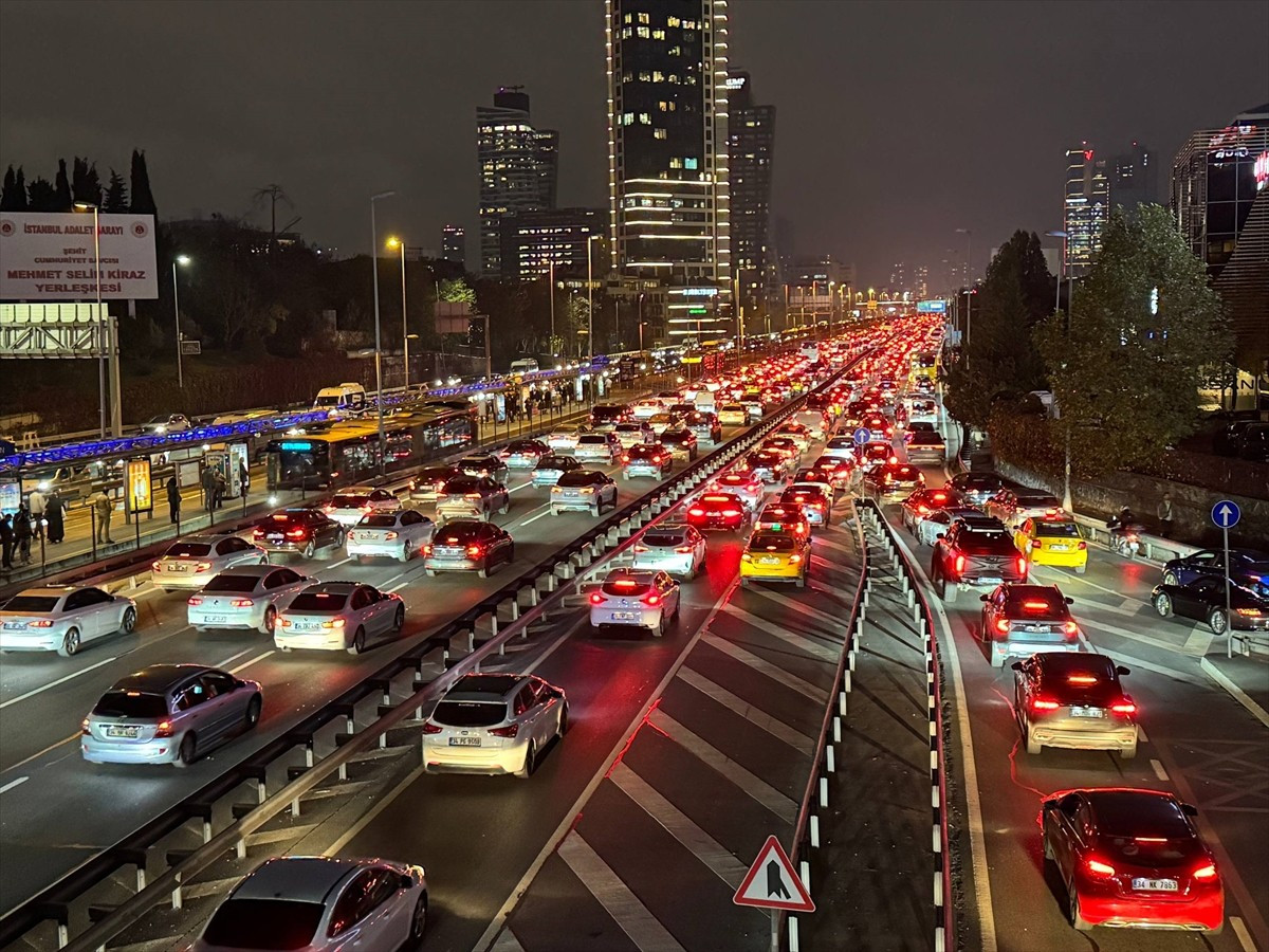 İstanbul'da, haftanın ikinci mesai günü bitiminde ana arter, cadde ve yollardaki trafik yoğunluğu...