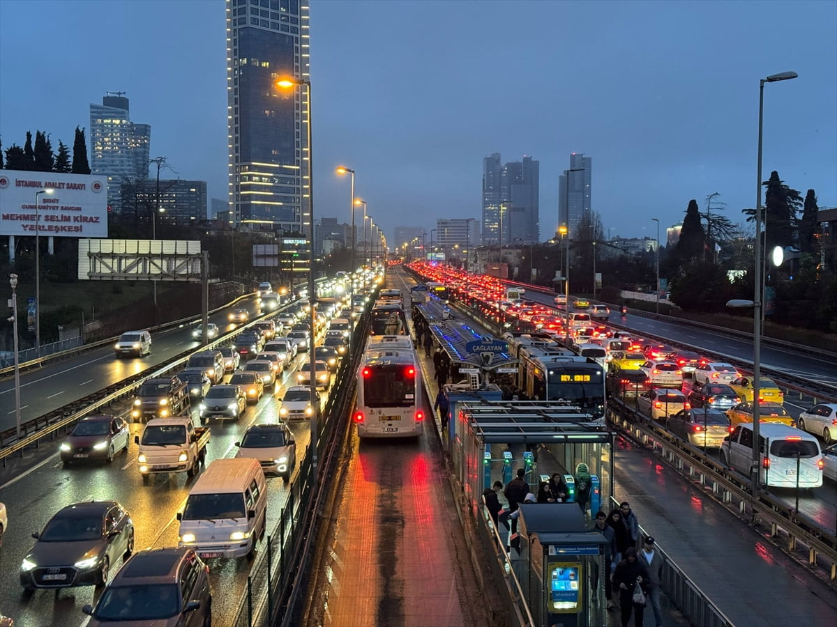 İstanbul'da, haftanın ilk iş günü akşam saatlerinde ana arter, cadde ve yollardaki trafik...