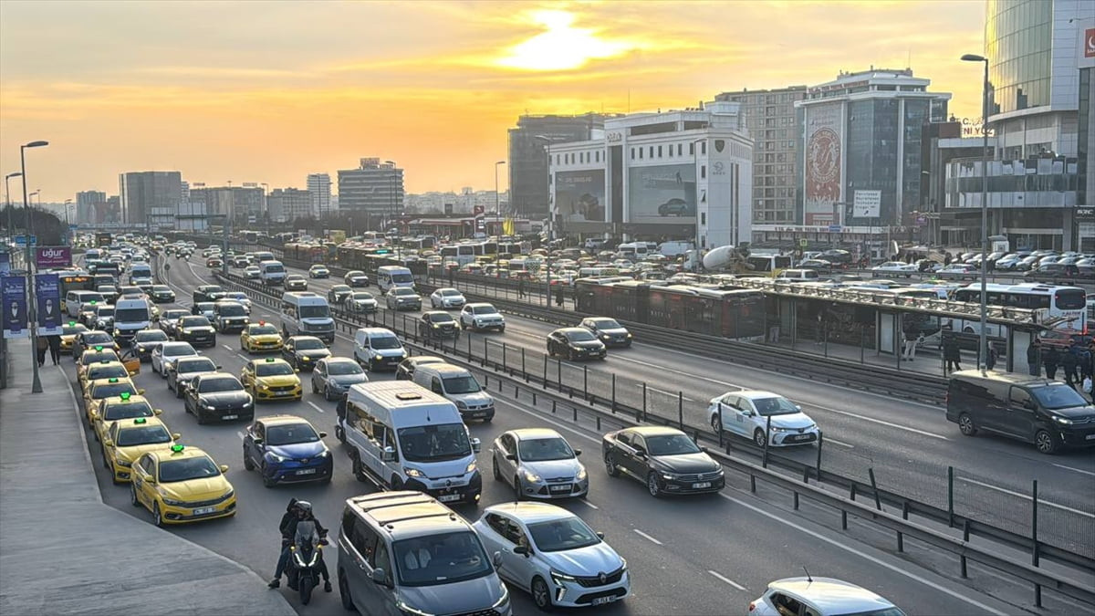 İstanbul'da haftanın ilk iş günü akşam saatlerinde kent genelinde trafik yoğunluğu yüzde 83'e...