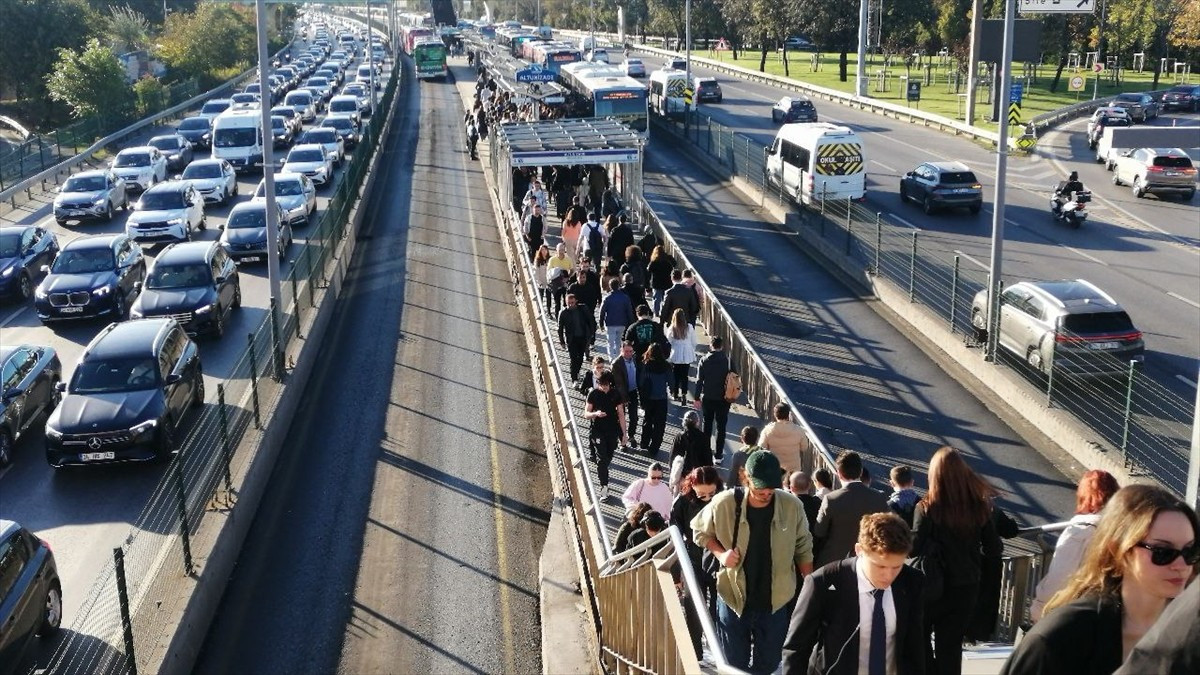 İstanbul'da haftanın ilk iş günü sabah saatlerinde ana arter, caddeler ve yollarda trafik...