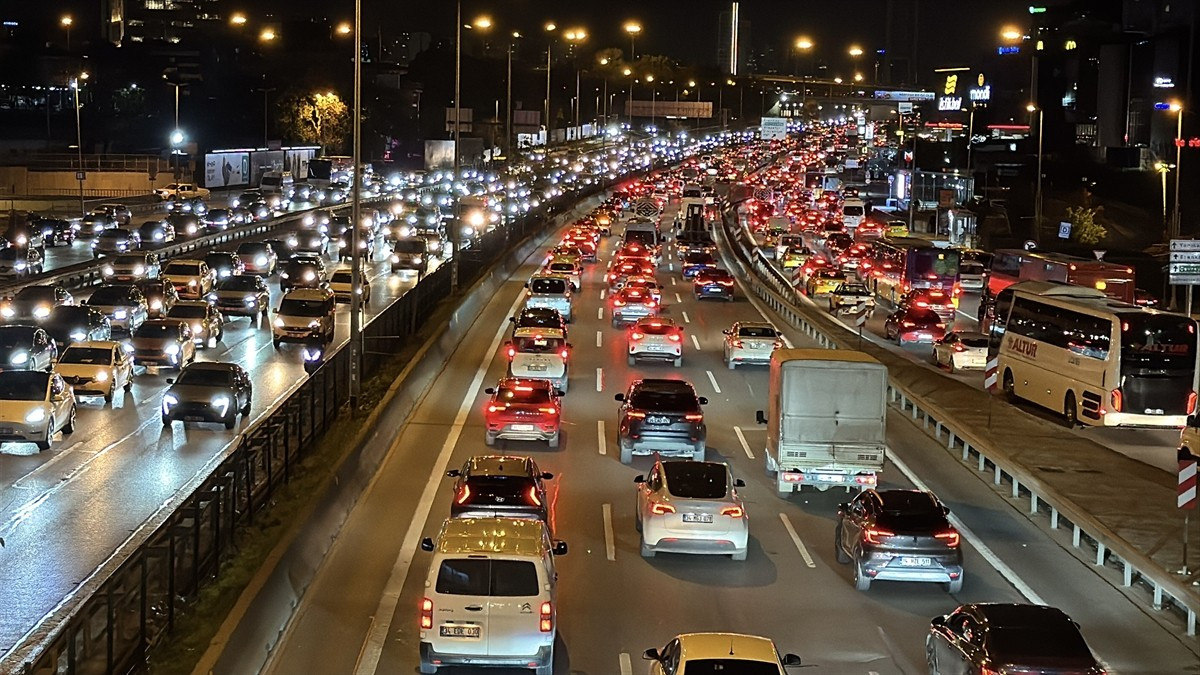 İstanbul'da, haftanın ilk iş günü sonunda ana arter, cadde ve yollardaki trafik yoğunluğu ulaşımda...