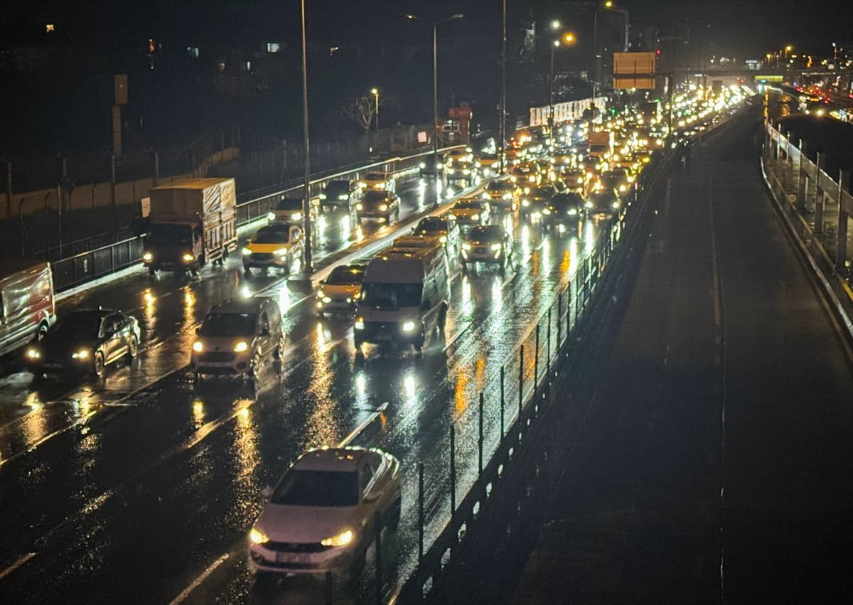 İstanbul'da, haftanın ilk iş gününde mesainin bitmesinin ardından trafik yoğunluğu yüzde 83'e...