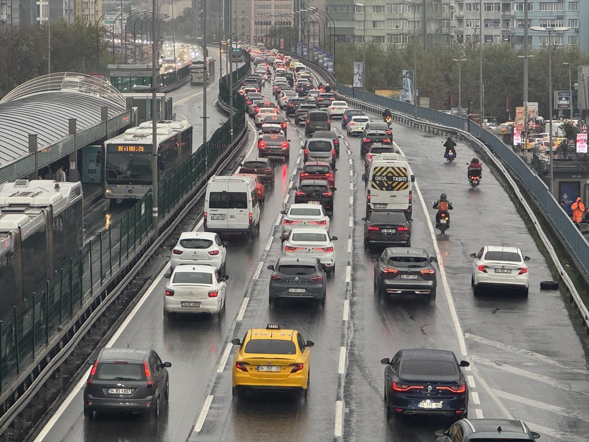 İstanbul'da haftanın ilk iş gününde yağışın da etkisiyle ana arter, caddeler ve ara yollarda...