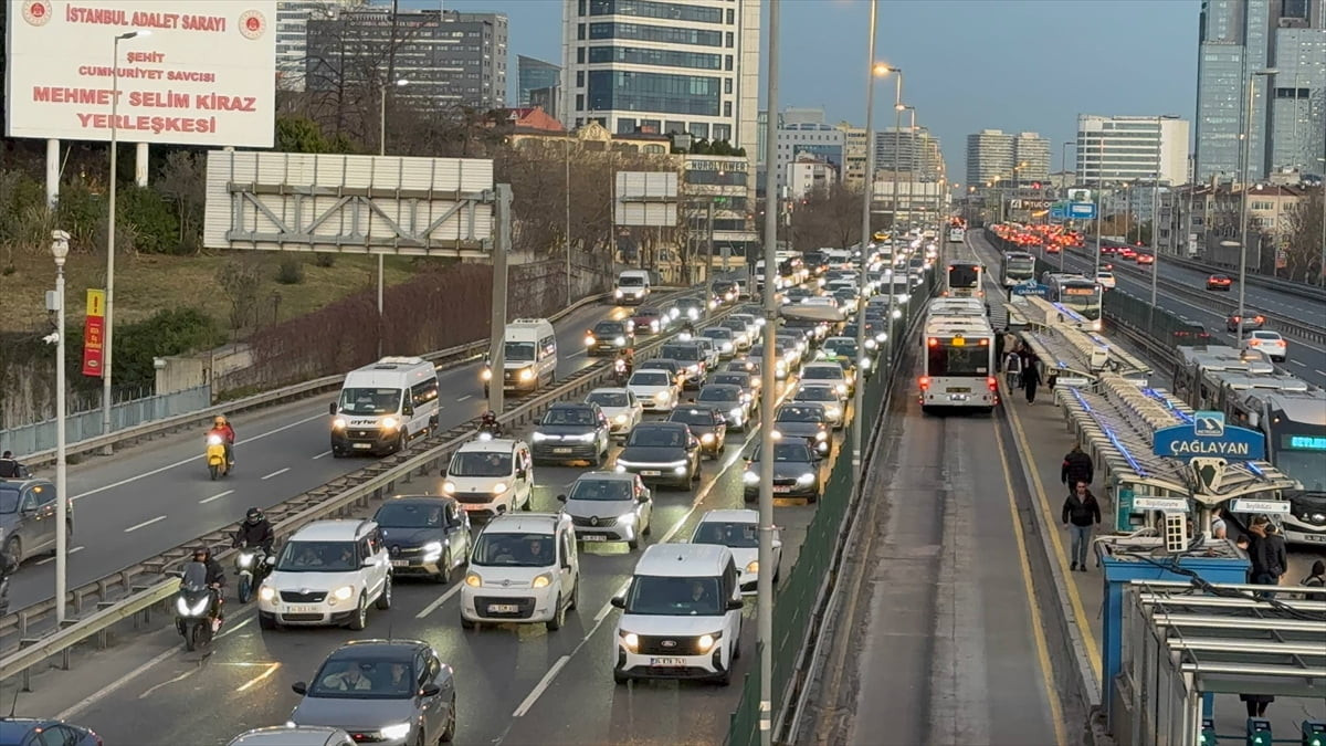 İstanbul'da, haftanın ilk mesai günü bitiminde ana arter, cadde ve yollardaki trafik yoğunluğu...