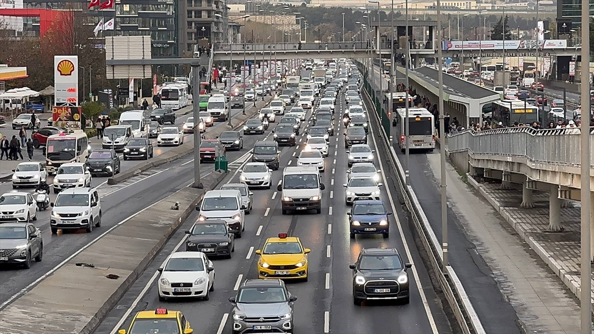 İstanbul'da haftanın ilk mesai gününde ana arter, cadde ve yollardaki trafik yoğunluğu yüzde 72'ye...