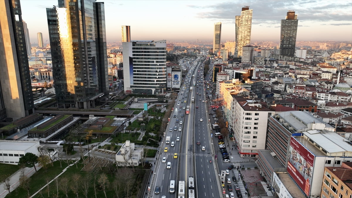 İstanbul'da haftanın ilk mesai gününde D-100 kara yolu Mecidiyeköy'ün bazı bölgelerinde kısmi...