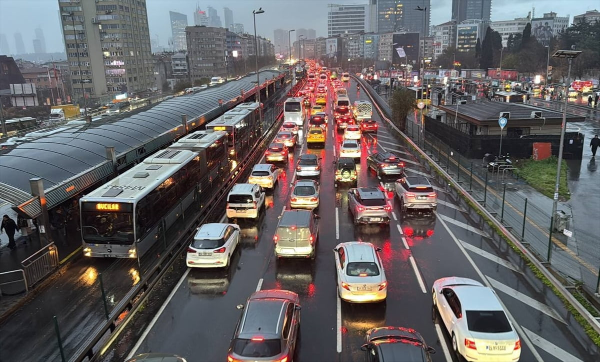 İstanbul'da haftanın ilk mesai gününde kuvvetli yağışlı havanın da etkisiyle ana arter, cadde ve...