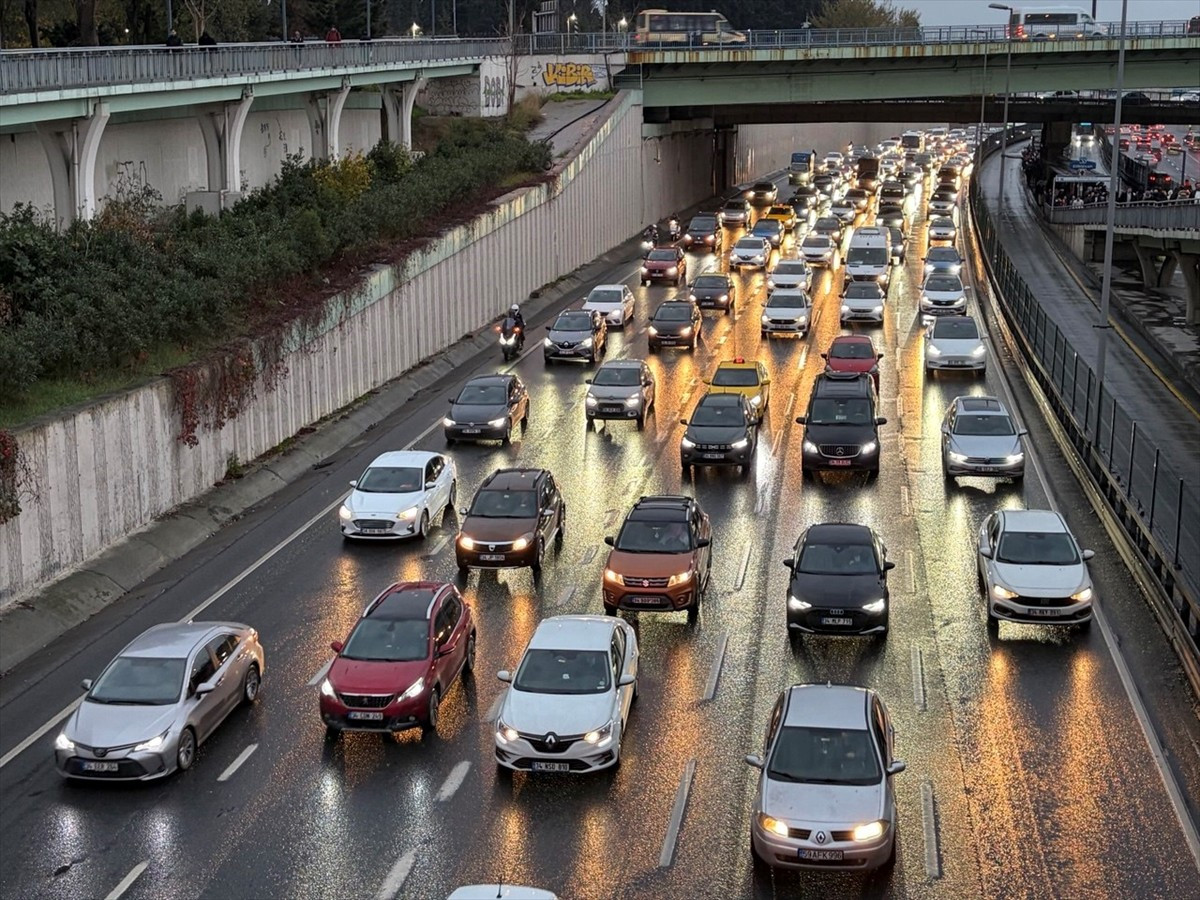 İstanbul'da haftanın ilk mesai gününde yağışlı havanın da etkisiyle ana arter, cadde ve yollarda...