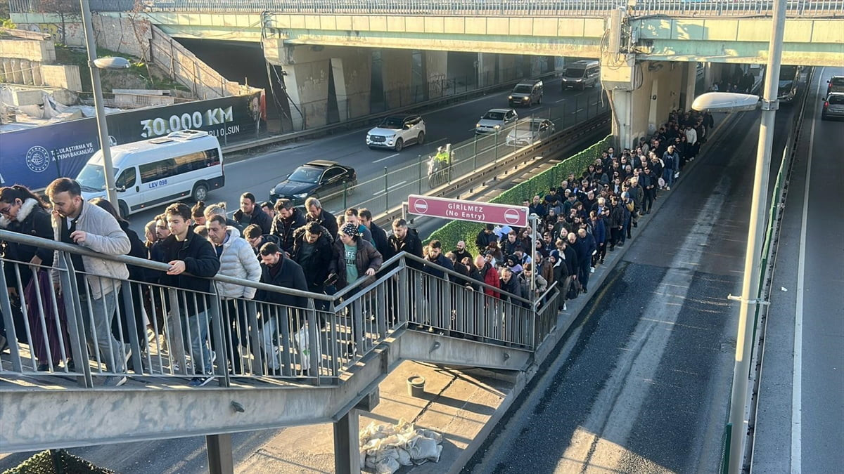 İstanbul'da haftanın son iş günü akşam iftar saatinin de yaklaşmasıyla trafik yoğunluğu yüzde 85'e...