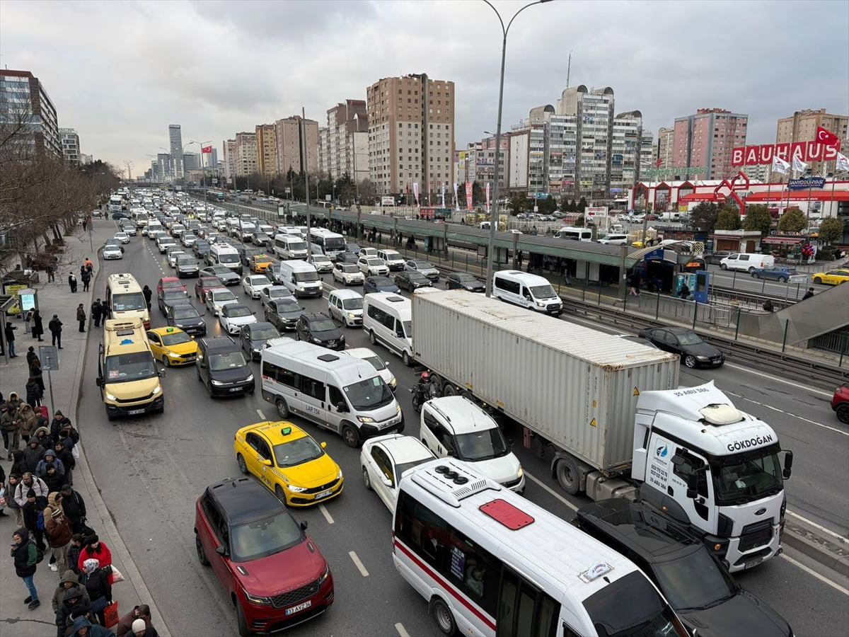 İstanbul'da haftanın son iş günü akşam saatlerinde kent genelinde trafik yoğunluğu yüzde 89'a...