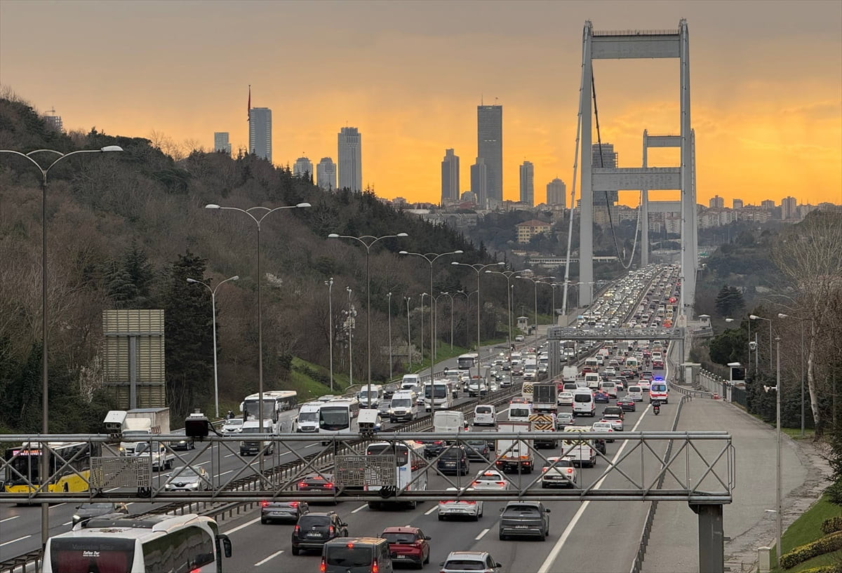 İstanbul'da haftanın son iş günü akşam saatlerinde trafik yoğunluğu yüzde 76'ya kadar yükseldi....