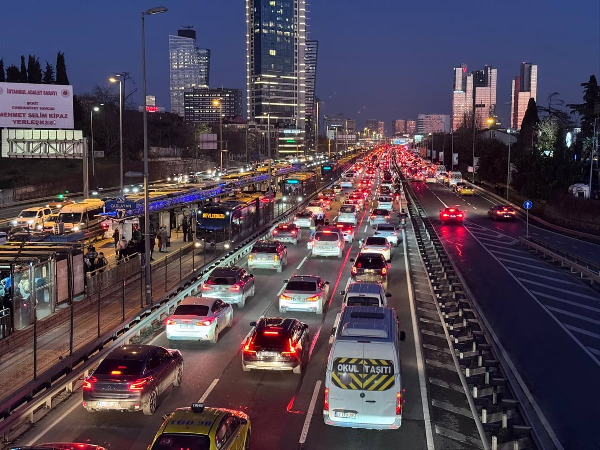 İstanbul'da, haftanın son iş günü mesai bitiminin ardından ana arter, cadde ve yollardaki trafik...