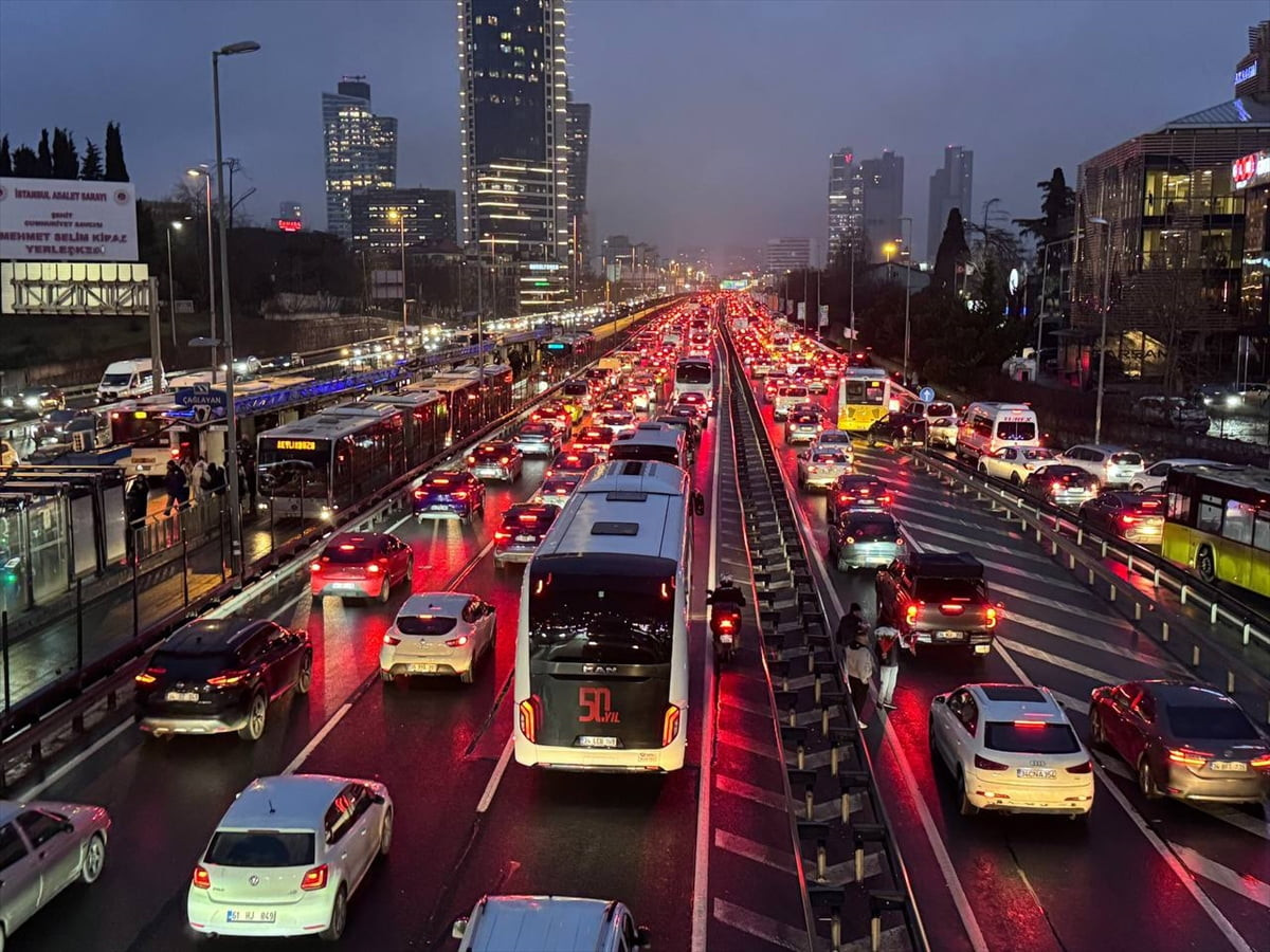 İstanbul'da, haftanın son iş gününde akşam saatlerinde ana arter, cadde ve yollardaki trafik...