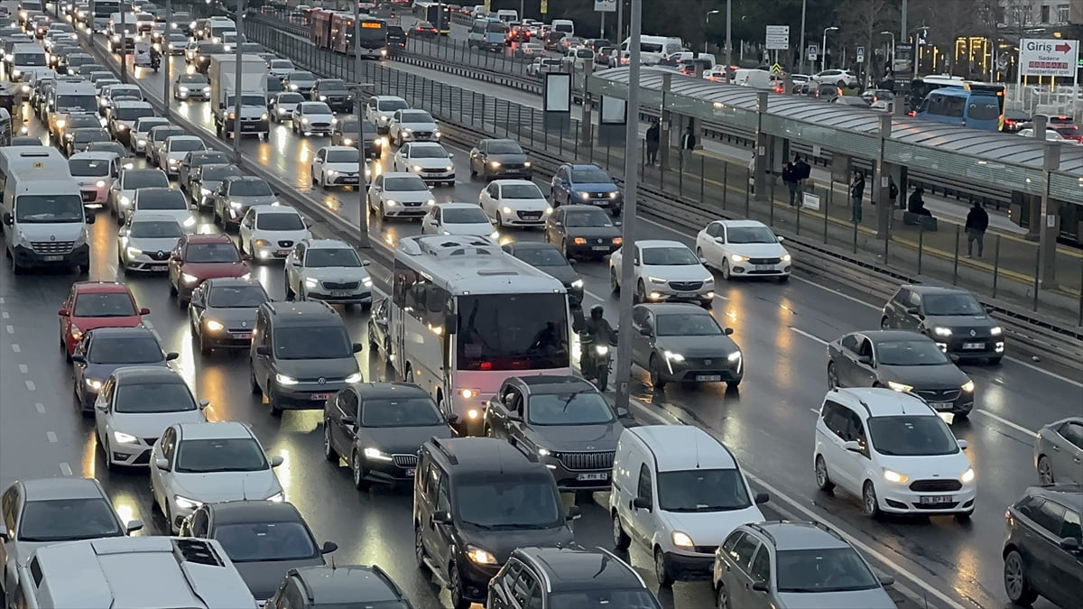 İstanbul'da, haftanın son iş gününde akşam saatlerinde trafik yoğunluğu yüzde 76'ya kadar...