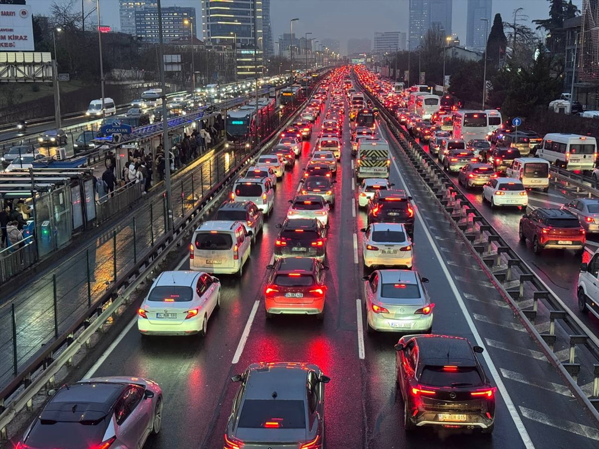 İstanbul'da haftanın son iş gününde yağışın da etkisiyle akşam saatlerinde trafik yoğunluğu yüzde...