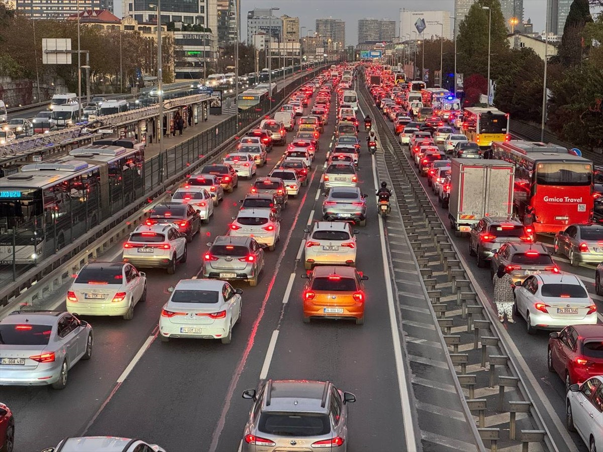 İstanbul'da, haftanın son mesai günü bitiminde ana arter, cadde ve yollardaki trafik yoğunluğu...