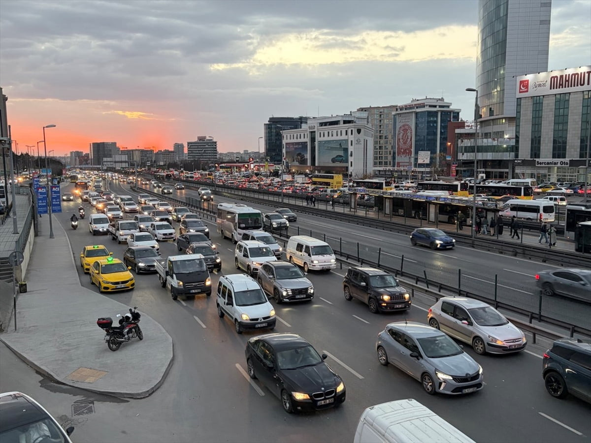 İstanbul'da, haftanın üçüncü gününde akşam saatlerinde ana arter, cadde ve yollardaki trafik...