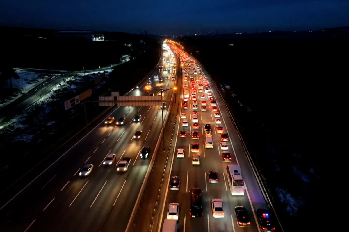 İstanbul'da, haftanın üçüncü iş günü akşam saatlerinde ana arter, cadde ve yollardaki trafik...