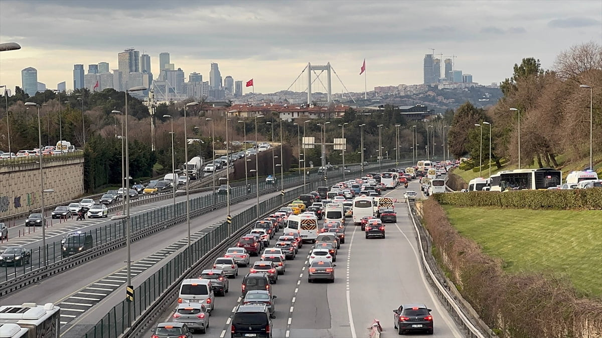  İstanbul'da haftanın üçüncü iş günü akşam saatlerinde kent genelinde trafik yoğunluğu yüzde 85'e...