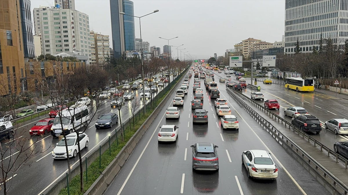 İstanbul'da, haftanın üçüncü iş gününde akşam saatlerinde trafik yoğunluğu yüzde 90'a kadar...