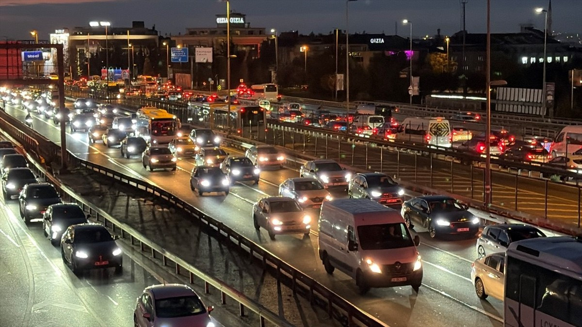 İstanbul'da, haftanın üçüncü mesai günü bitiminde ana arter, cadde ve yollardaki trafik yoğunluğu...
